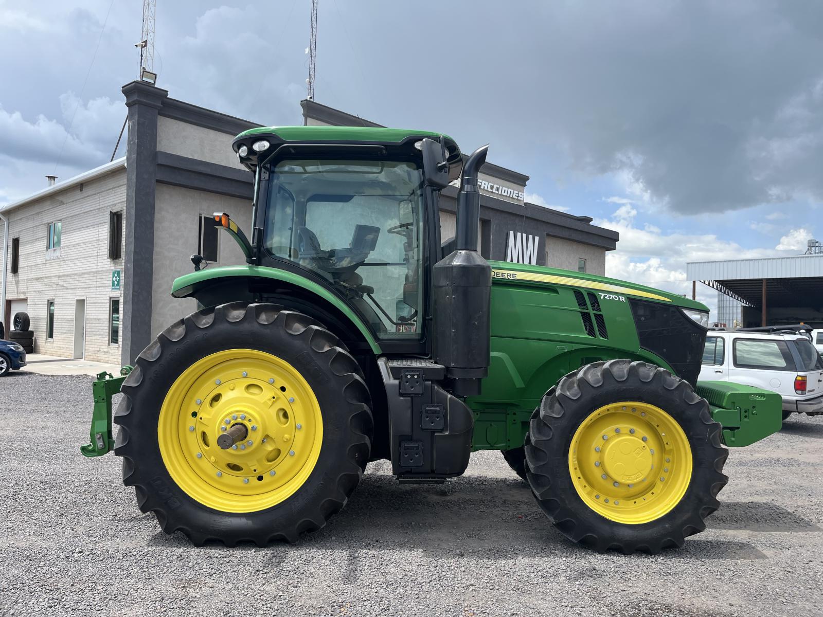 ./imagenes/INVOICE/2019/18103/JOHN DEERE 7270R (5).JPG
